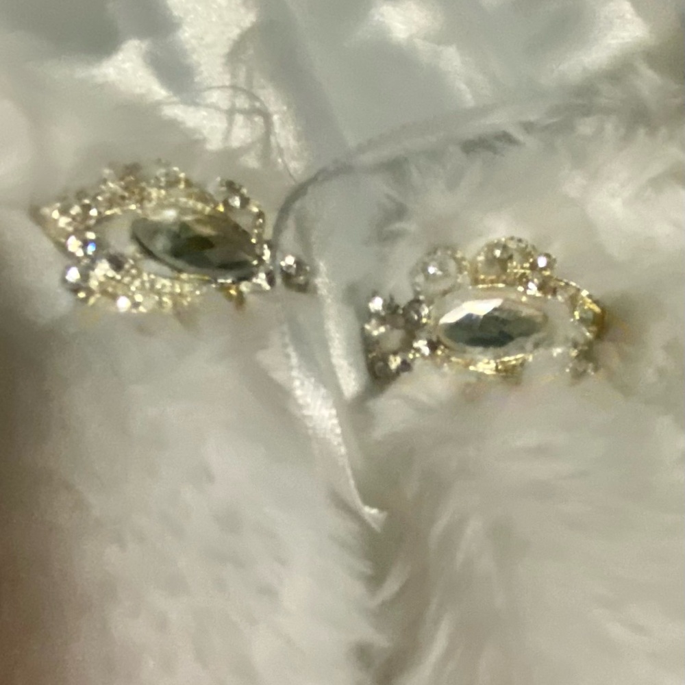 Haani Faux Fur Capelike coat in white with clasp - Picture 9 of 11